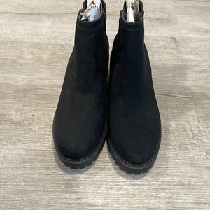 Women’s Universal Thread Black faux suede Memory Foam size 9 1/2